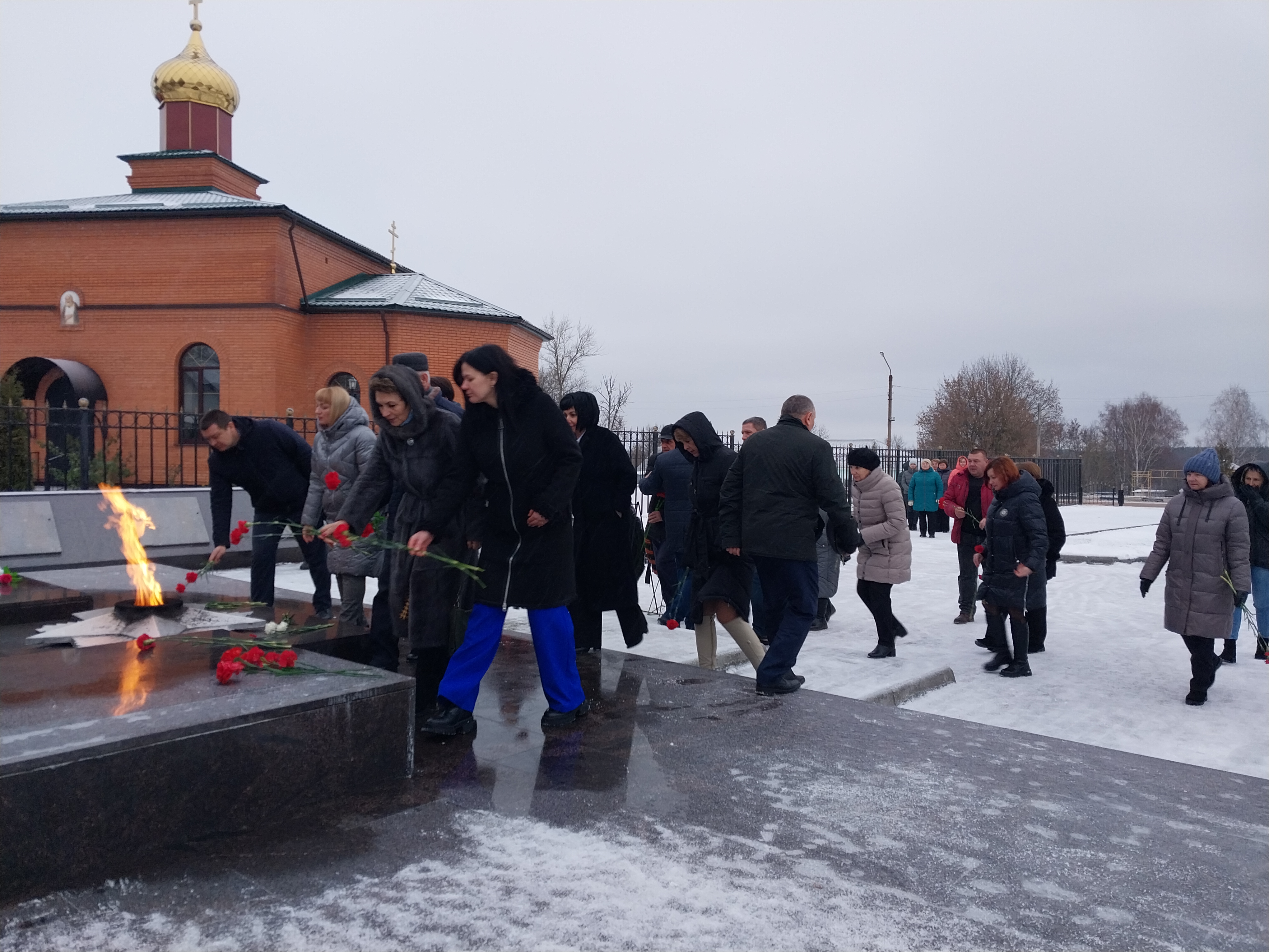 В День Героев Отечества у мемориала Мужества в сквере Славы Красной Горы состоялось торжественное возложение цветов.